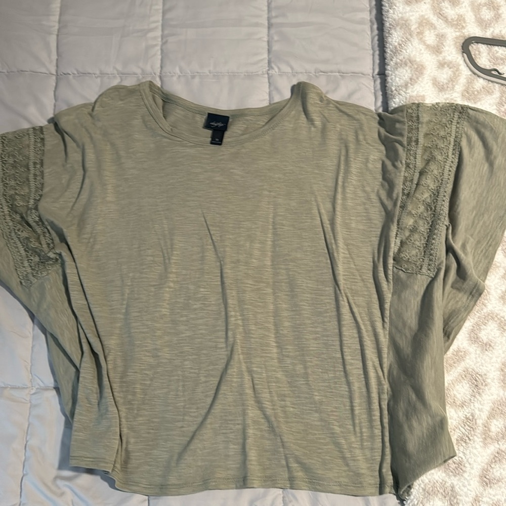 Daytrip blouse, batwing detail lease shoulders